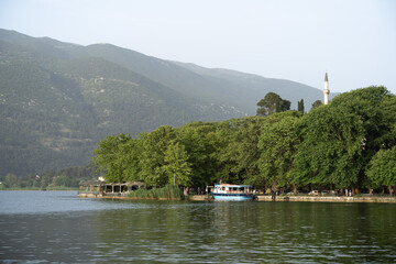 Ville de Ioannina et lac Pamvotis en Grèce