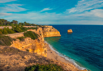 Obraz premium The gorgeous Praia da Marinha beach in the Algarve region of Portugal.
