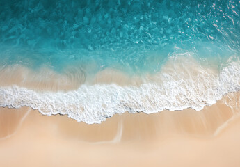 Luftaufnahme eines Strandes mit t&uuml;rkisfarbenem Wasser