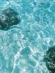 Obraz premium Clear blue water with shimmering light reflections.