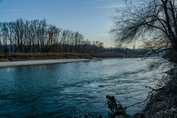 Wanderung an der renaturierten Isar nahe Landau