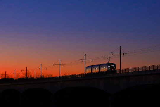 宇都宮市　冬の夜明けに走行するLRT（次世代型路面電車）