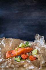 Filete fresco de salmón con lima y microvegetales

