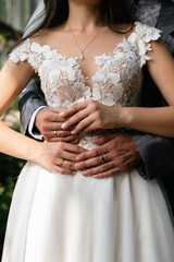 Manos de los novios con anilos de boda
