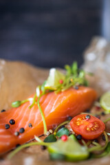 Filete fresco de salmón con lima y microvegetales