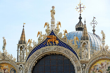Détails d'architecture décorative sur la façade de la basilique Saint-Marc à Venise.