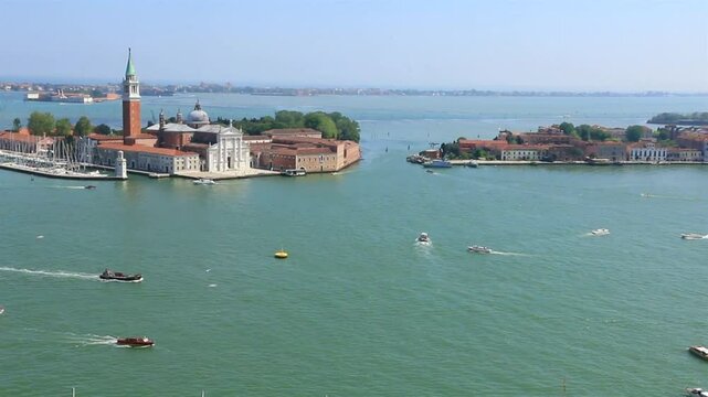 Au-del&agrave; de la lagune de Venise, San Giorgio Maggiore et les &icirc;les.