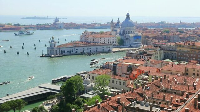 Vue a&eacute;rienne du Grand Canal et de la Basilique de Santa Maria della Salute &agrave; Venise.