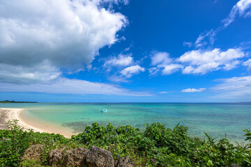 石垣島の透き通るエメラルドグリーンの海と白い砂浜
