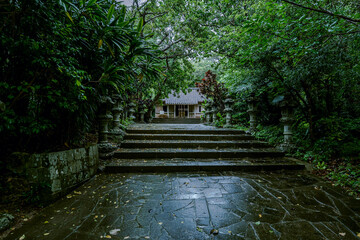 歴史と信仰が息づく冨崎観音堂｜荘厳な石灯籠と緑豊かな境内
