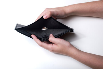 Empty wallet opened with no money inside, symbolizing financial struggles, lack of cash, or economic difficulties, isolated on a neutral background. No hay palta.
