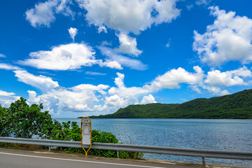 石垣島で見つけた静かなバス停、南国の青空と海
