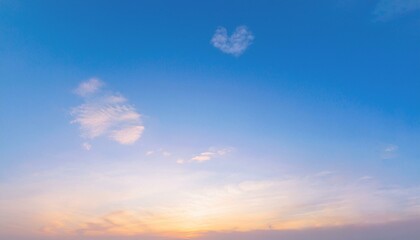 Fototapeta premium 하트 모양의 구름이 떠 있는 맑은 하늘