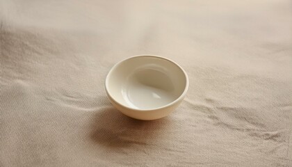 패브릭 위에 놓인 작은 도자기 그릇