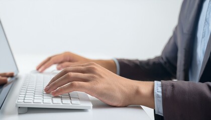 컴퓨터 키보드를 타이핑하는 사람