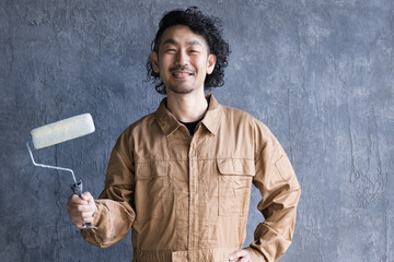 塗装業や内装業の男性のイメージ　カメラ目線