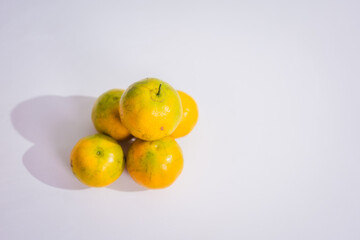 An orange placed on the table, rich in antioxidants, helps slow aging, boosts collagen production, delays wrinkles, and nourishes the skin, promoting radiance and freshness for a healthy complexion