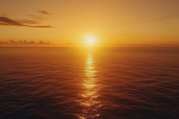 Naklejka premium Golden Sunset over Calm Ocean Horizon