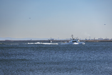 東京湾を航行する船と飛行機