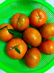 The beautiful oranges in a bowl.