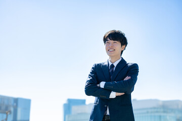 腕組みをするビジネスマン