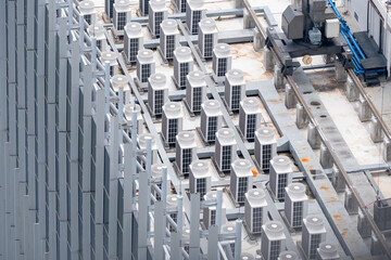 ビルの屋上に設置された空調施設