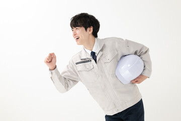 作業着を着て走る男性