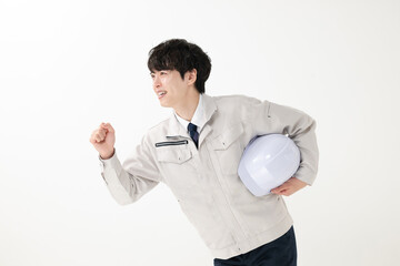 作業着を着て走る男性