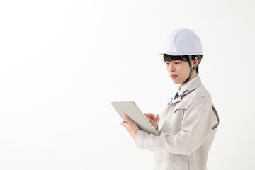 タブレットを持つ作業服の男性