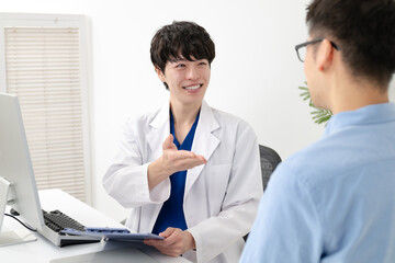 Obraz premium 診察をする医師