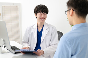 診察をする医師