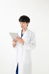 タブレットを見て考える男性医師