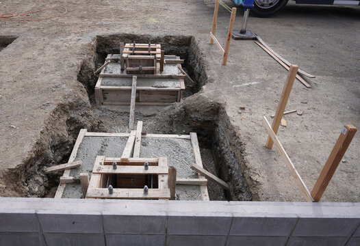 ガレージ建設用の基礎工事　建築面積30坪のガレージ用独立基礎工事