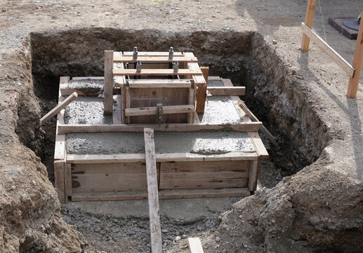 ガレージ建設用の基礎工事　建築面積30坪のガレージ用独立基礎工事
