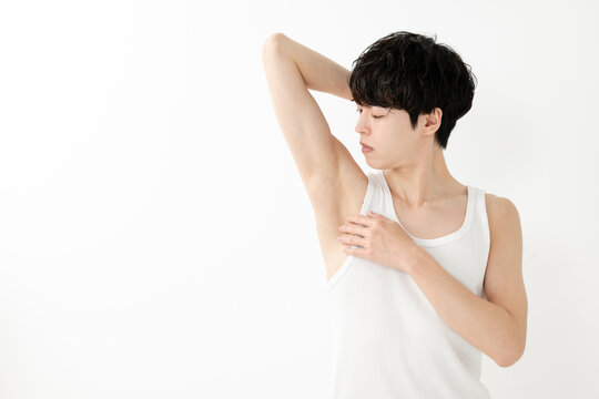 笑顔の男性　脇脱毛　ビューティー