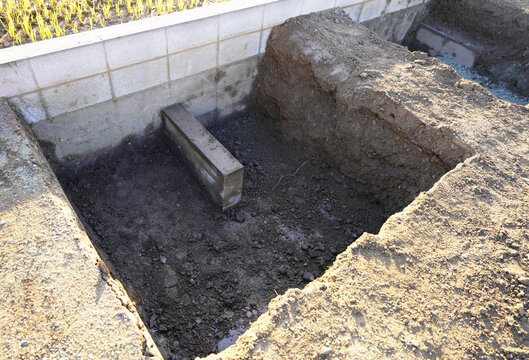 ガレージ建設用の床掘基礎工事　建築面積30坪のガレージ用独立基礎工事