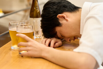 酒を飲みすぎて酔っ払う男性