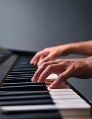 グレー背景の中、滑らかに動く手元が演奏の流れを作り出す
