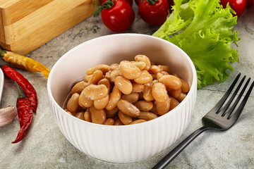 White canned beans in the bowl