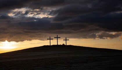 Obraz premium A dark and stormy sky looms over three crosses on a distant hill, silhouetted against the last rays of light. Heavy clouds swirl, creating a dramatic and solemn atmosphere.