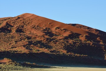 Sandriffeln in roten Wüstensand in der Namib