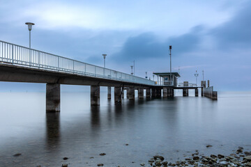 Obraz premium Landungssteg im Hafen von Wasserburg am Bodensee, Bayern