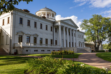 Obraz premium The main house of the Ostafevo State Museum-Reserve