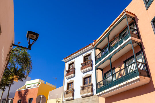 Fototapeta Colorful vintage houses in Ranilla District of Puerto de la Cruz, Spain