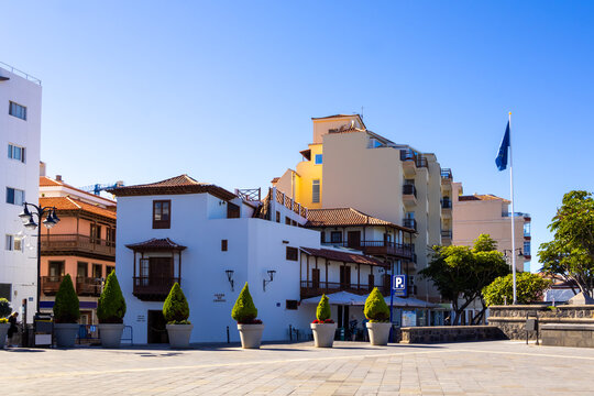 Fototapeta Colorful vintage houses in Ranilla District of Puerto de la Cruz, Spain