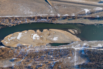 Rzeka Odra zimą z lotu ptaka, piaszczysta wyspa na rzece © Franciszek