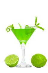 Zielony drink z limonką i miętą w kieliszku © Paweł Kacperek