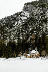 Eine kleine Wanderung auf den verschneiten Pragser Wildsee in den Pragser Dolomiten - S&uuml;dtirol - Italien
