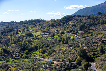 Panor&aacute;mica de un campo, monta&ntilde;as y carretera