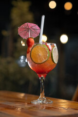 Mãos segurando deliciosa bebida 1